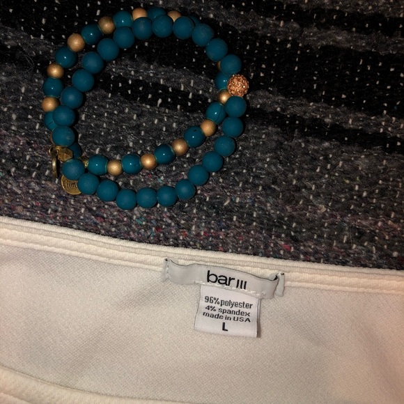 White woman’s blouse with FREE bracelets - Picture 3 of 3